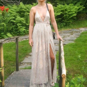  - Säljer min fina balklänning , nypris 700 säljer för 300. Den är i jättefint skick förutom att jag trampade bort lite av de glittriga MEN det syns inte! 