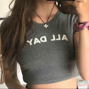  - Grå magtröja med texten ”All day” från forever 21🌹 Strl S 35kr💖