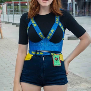  - Jätte fin ikea korsett/bralette sydd av ikea kassar, just denna är gjord för mig som är S men kan göras i vilken storlek som helst. Spänns i ryggen med kardborre och har plast boning i sig