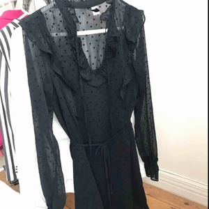  - Svart klänning delvis i genomskinlig mesh med hjärtan. Strl 34, passar 34/36