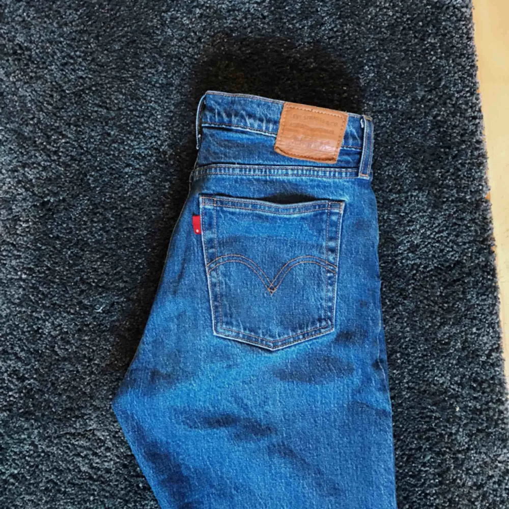 Coola å snygga 501-jeans från Levis som jag köpte i januari i Levis-butiken för omkring 1000 kr💓 modellen ska vara avklippt där nere!! Fint skick utom en missfärgning på ena benet. BUDA!!!!! Startbud: 300kr. Jeans & Byxor.