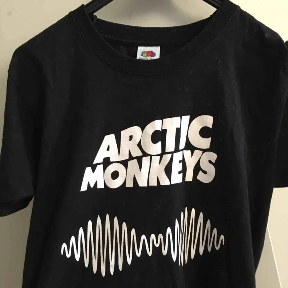T-shirt med Arctic Monkeys tryck i storlek S, skulle definitivt säga att den ändå passar en M. Frakt 20 kr. 😊  Jag tar swish.. T-shirts.