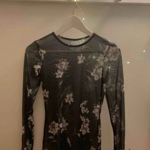  - Jag säljer denna super fina meshtopp! Frakt tillkommer✨