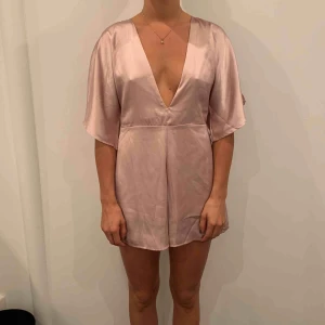 Byxdress, NAKD - Shortdress från nakd använda fåtal gånger. Siden material. 
