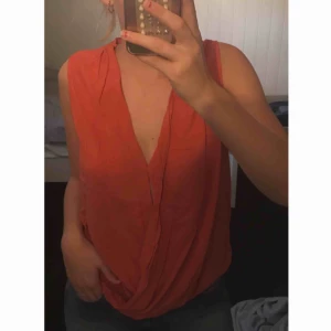  - Detta linnet/blusen är omlott 