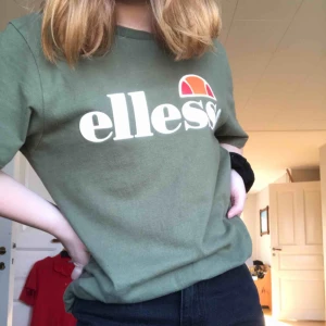  - Grön ellesse-tshirt, använd max 3 gånger och därav bra skick, lite smått oversized skulle jag säga för mig som har XS