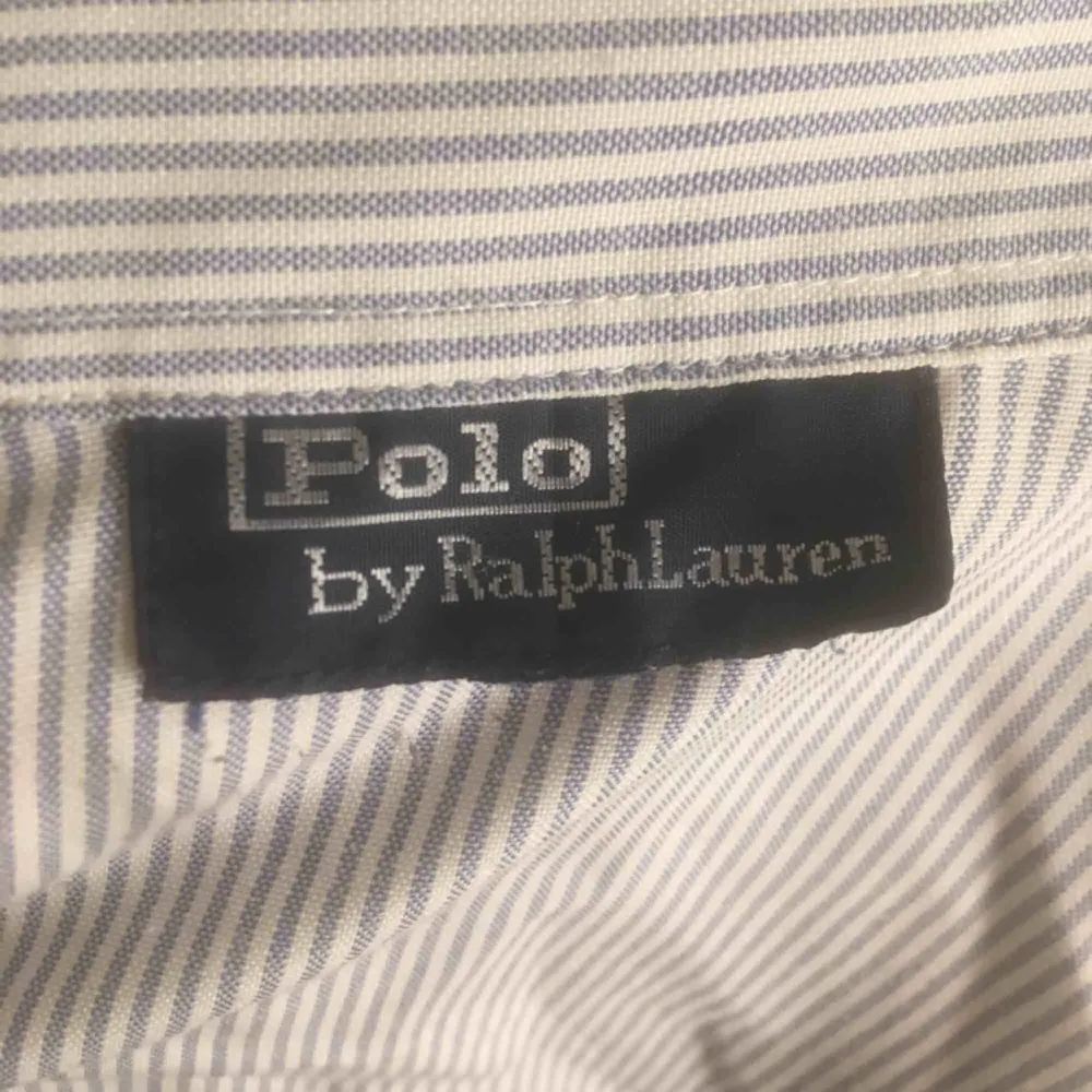 Äkta Ralph Lauren skjorta Knappt använd Möts upp i Uppsala eller så betalar du frakt. Ursprungspris: 1199kr. Skjortor.