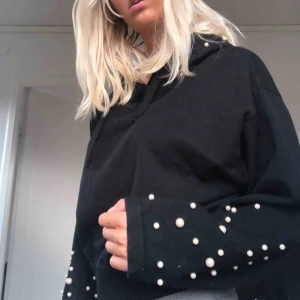  - Jätte fin hoodie med pärlor på ärmarna och luvan. Knappt använd då jag har väldigt många andra hoodies. Den är i storlek M men är ganska liten i storleken. 