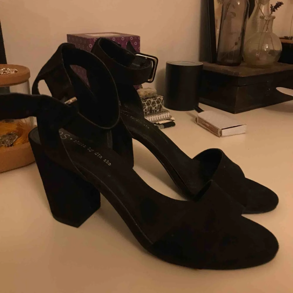 Svarta klackskor som aldrig blivit använda 😥Perfekta skor för tjejer som är lång då det är lagomt hög klack och stora i storleken 💗  Tyvärr är ena spännet sönder (de var så när jag köpte dem 🙃) men de går utmärkt att använda ändå 👍🏼    . Skor.