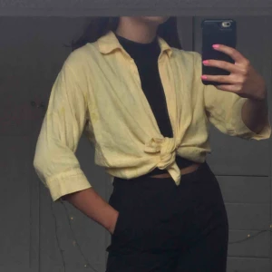 Skjorta  - Supernajs och användbar skjorta med blommor, perfekt över bikini eller knuten då den inte har några knappar💛