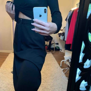  - Lite längre kjol, vet inte vart den är ifrån. Aldrig använd! Super fin men har inte haft tillfälle till att använda den. Köparen står för frakt!💜💜