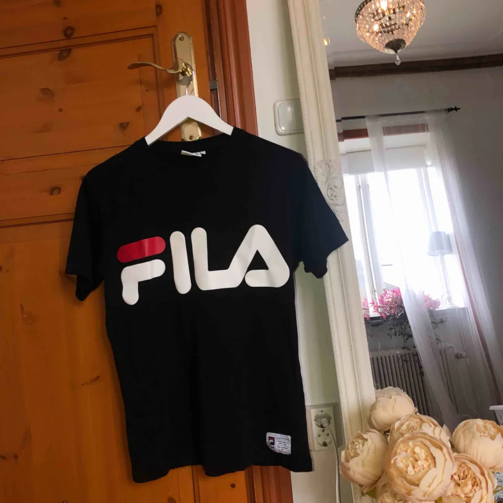 Säljer denna fina FILA t-shirt då jag bara använt den max två gånger. Det är en S men hade utan tvekan kunnat passa M. Nypris 299 kr. Köpare står för frakt❤️. T-shirts.
