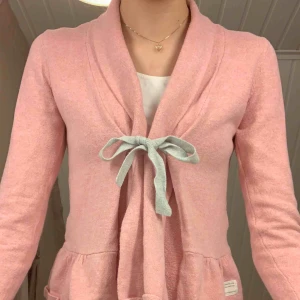  - Jättefin rosa och grå kofta från Odd Molly, storlek 1 (ungefär som XS/S). Väl använd med väldigt bra skick, köpt på Odd Molly butiken i Täby C.