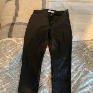  - Moderna skinn byxa. Rekommenderas till korta pga väldigt korta i benen.  Frakt tillkommer  