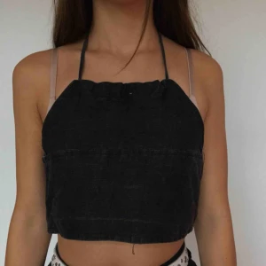  - Sjukt snygg topp som jag själv sytt från ett par gamla shorts. Frakt ingår i priset! Tjock jeansmaterial