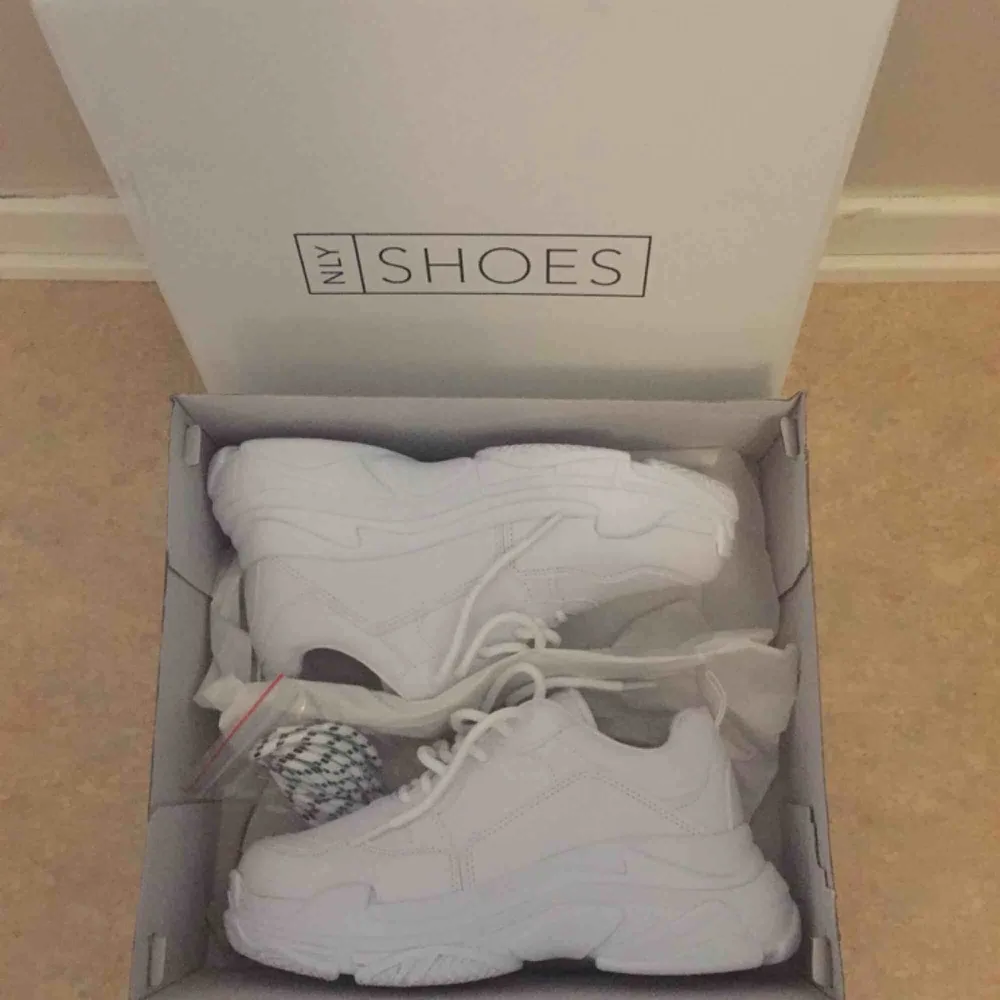 Helt nya vita Perfect Shunky Sneakers från Nelly, aldrig använda o kommer i original box med extra skosnören. Säljer pga fel storlek så om någon kan få användning för dem vore det jätte fint💗 original pris 399. Betala med Swish o köparen står för frakt. . Skor.