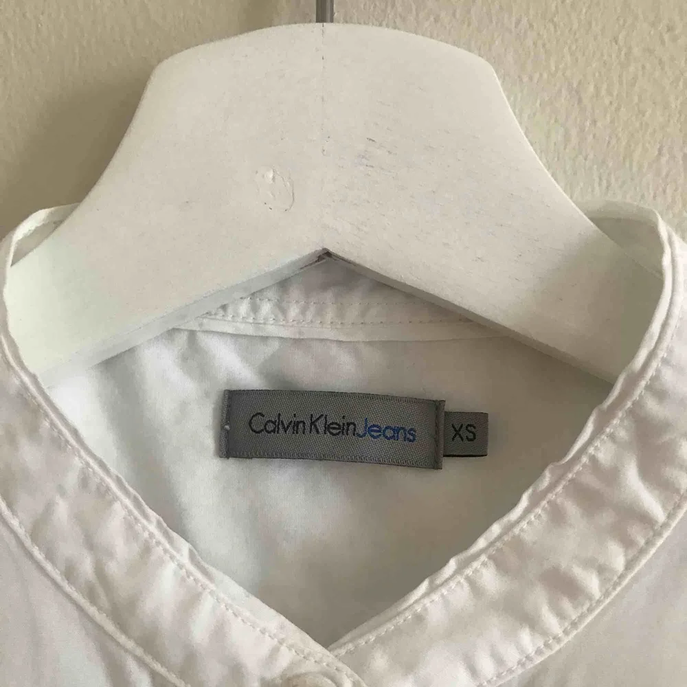 Vit skjorta med sidendetalj, Calvin Klein. . Blusar.
