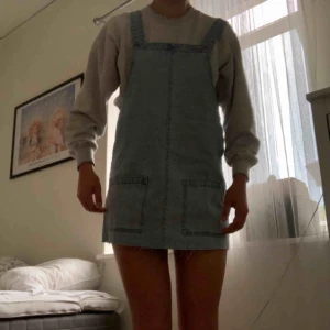  - Hängselklänning från pull&bear, storlek M. Bara provad en gång av mig och prislappen är kvar. Jag har på mig klänningen på bilden och 175cm. :) Möts upp i Stockholm eller så delar vi på frakten!