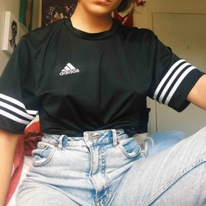  - Svart adidas tröja i storlek L Kan användas som klänning om man är kortare. Bra skick, precis som ny 💖 Betalning sker via swish
