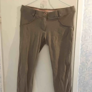  - Beiga byxor som får rumpan att se fin ut från något märke i finland.