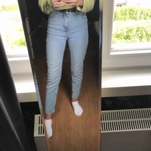  - Jeans straightleg i storlek 32 från Bershka. Köpt från zalando för 249 men säljer de för 120 kr då jag köpte fel modell. Jättefint skick, använda ca 3 gånger.