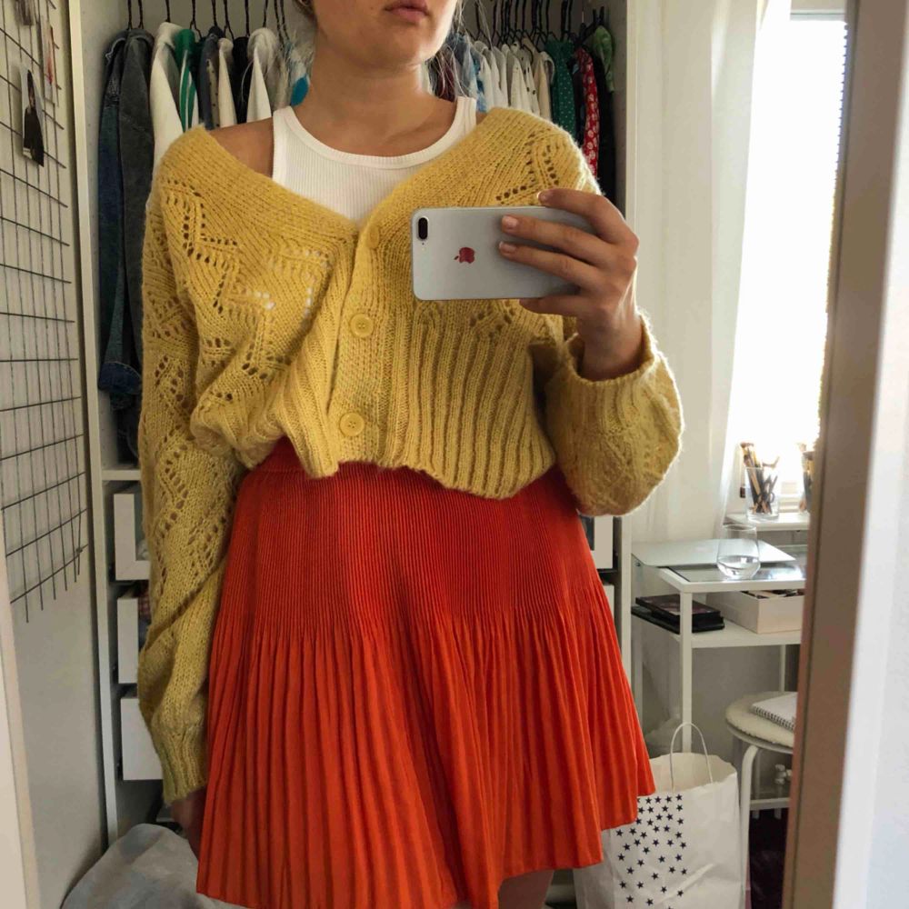 Jättefin kjol från H&M perfekt till hösten med en stickad tröja och kängor😍 har tyvärr blivit för liten för mig så nu vill den hitta någon annan som kan rocka den! Frakt tillkommer💕. Kjolar.