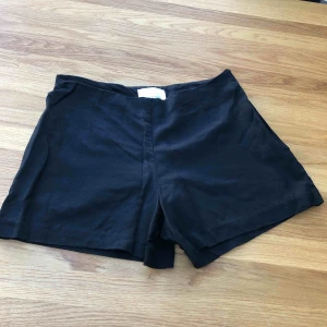  - Korta svarta linne/viskos shorts  Använda några ggr bara 