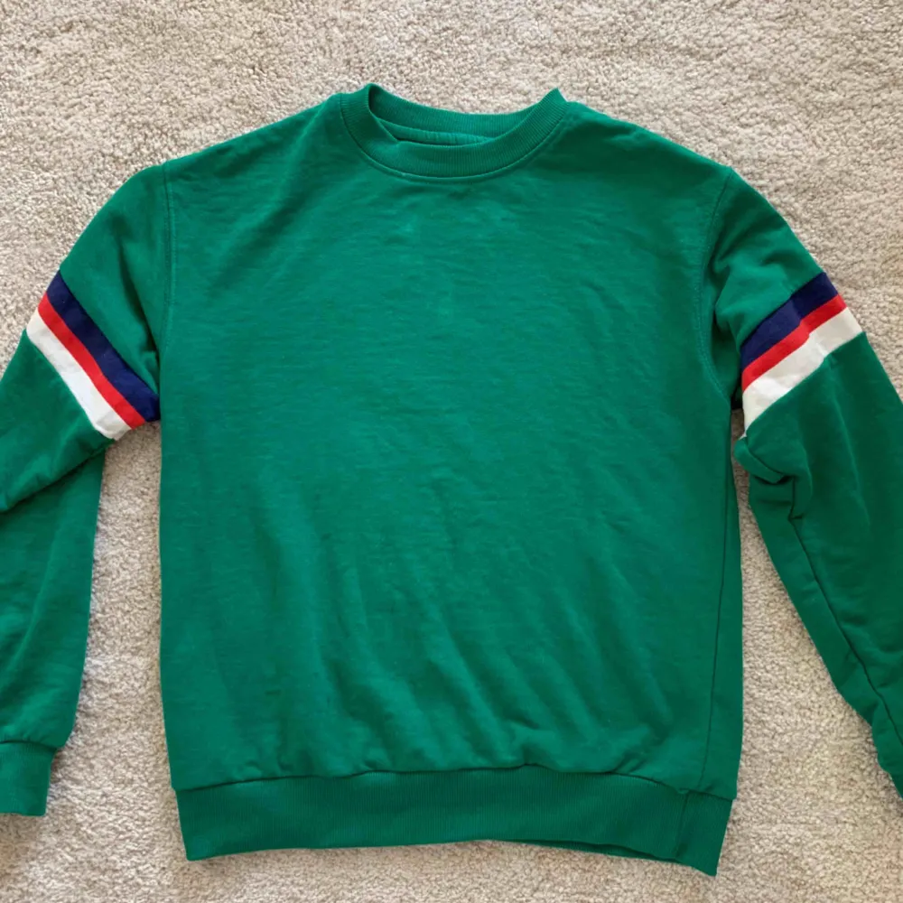 Grön superskön och snygg tröja 🌼 Fri frakt . Tröjor & Koftor.