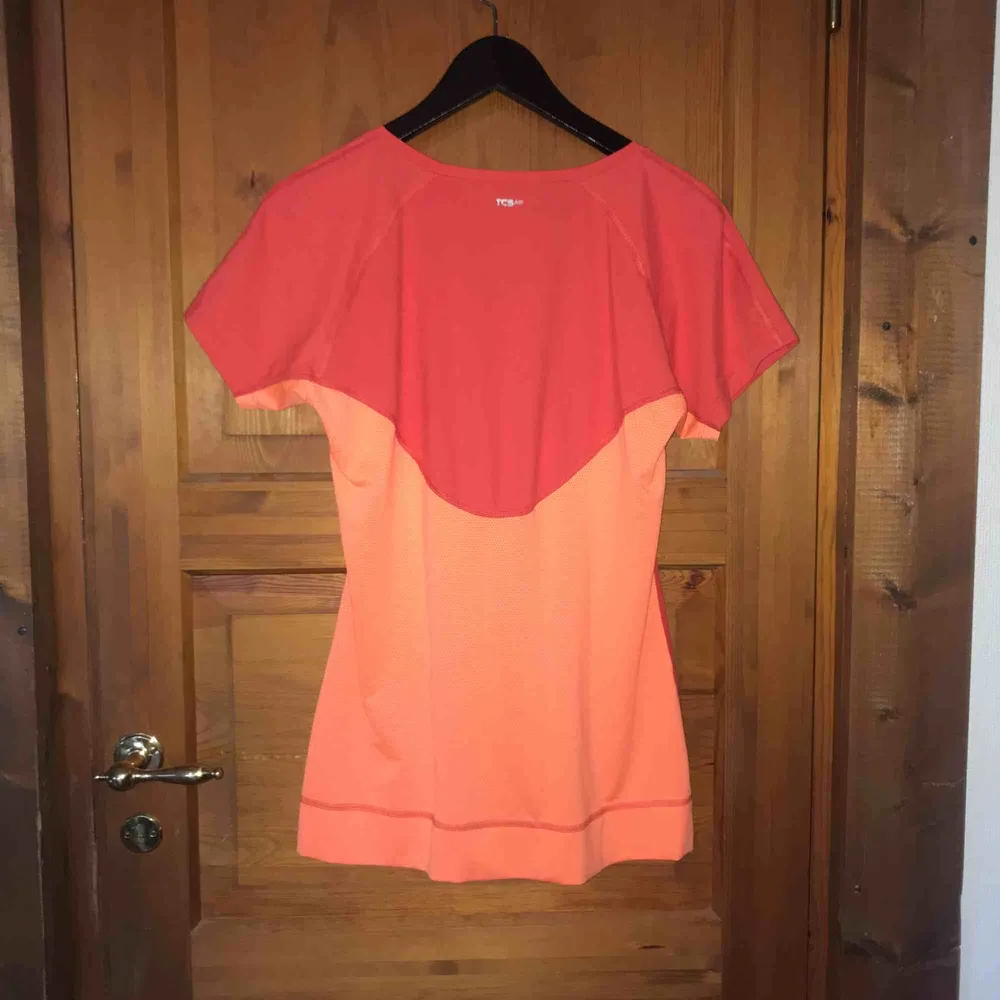 T-shirt från SOC i stl. 42, funktionsmaterial i färgen rosa/orange. T-shirts.