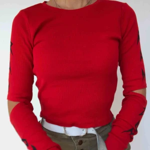  - Sjukt snygg tröja i lite rockigt tema utan armbåge. Jag har storlek Xs och den passar mig perfekt också. Frakten ingår i priset. Nyskick då jag endast använt den 1 gång på en konsert