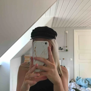  - Modern ”keps” från H&M. Använd 1 gång/som ny.