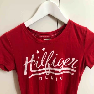  - Säljer denna fina tommy hilfiger t-shirt ❤️