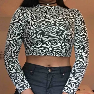  - Jättesöt långärmad croptop från H&M! Säljer pga att den sitter för tajt. Frakt tillkommer