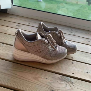  - Hej  Säljer ett par fina guldfärgade La Gear skor, i st 38. Nypris 699. Säljer pga mina fötter har växt. Eventuell frakt betalas av köparen🌸