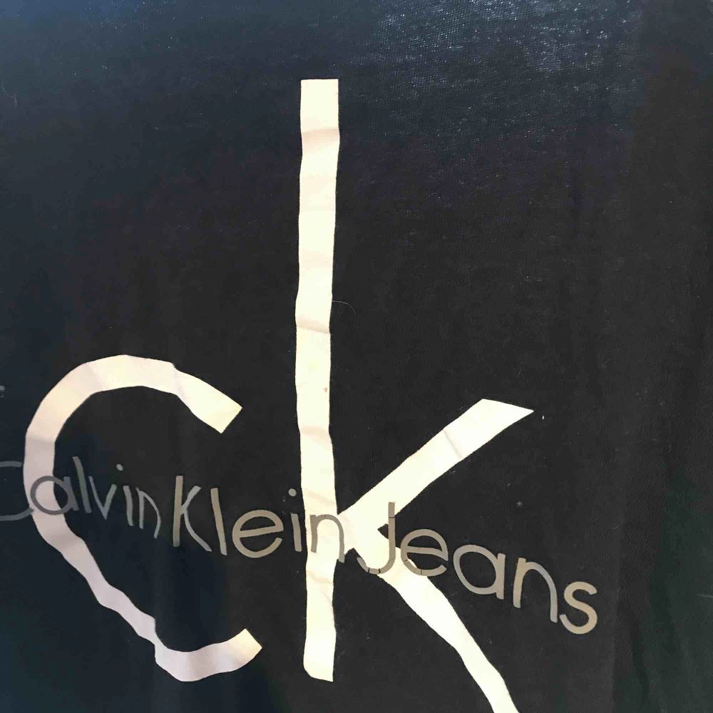 En jättefin svart Calvin Klein tröja, passar en xS, S, M, L. Är jätte stretchig och skönt material. T-shirts.