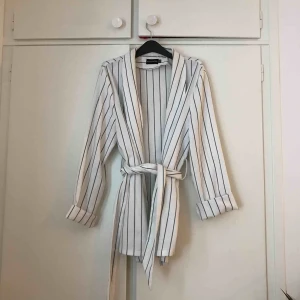  - Blazer från prettylittlething. Endast använd ett fåtal gånger.  Säljes pågrund av att den inte kommer till användning 