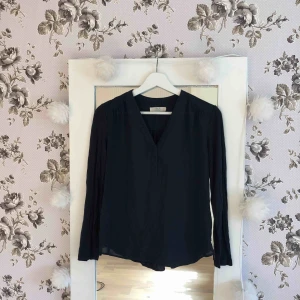  - Mörkblå blus från MQ, aldrig använd då det inte är min stil  Frakt: 60kr
