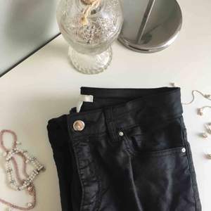 Jeans-imitation, glittriga, svarta( fake läder byxor)🥰Aldrig använda👍🏻 DM för fler bilder😁