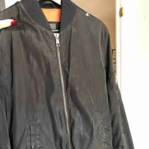  - En svart bomberjacka från Zara i storlek M. Den har ett litet hål vid vänstra axel men det går att laga lätt.  Kan mötas upp eller frakta och köparen står för frakten.