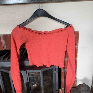  - Oanvänd tröja från bikbok. storlek xs