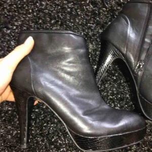  - Klackskor i läder, i gott skick.