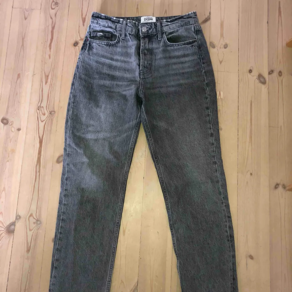 Gråtvättade jeans ifrån zara i storlek 36. I jättebra skick! De är i en lite kortare modell så de slutar högre upp än normalt. Säljer för att de är för små för mig:( frakt tillkommer.. Jeans & Byxor.