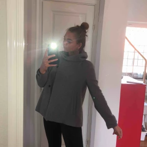  - En perfekt höst/vinterjacka som jag använt max 5 gånger. Den har en väldigt charmig krage som passar perfekt till kyligare dagar som framhävs när man stänger jackan. Storleken är L men passar mig som är S/M. Köptes för runt 700 kr.