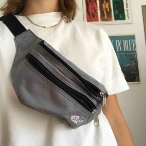  - Säljer denna gråa magväska/funnypack! Använd en gång. Kan mötas upp i Lund, annars står köparen för frakten