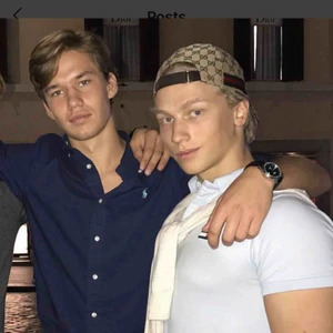  - Gucci ljusbrun i spindelnäts mönstret. Spännet är i läder.