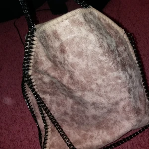  - Rosa jättefin väska i Stella McCartney stuk. Sparsamt använd!! 150 kr plus frakt.