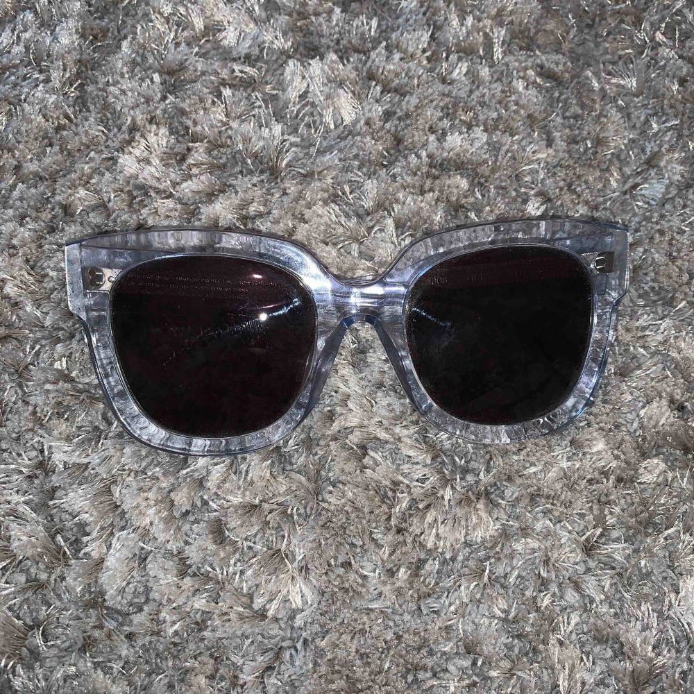 Chimi solglasögon i modellen #008 och färgen litchi. Allt på bilden medföljer. . Övrigt.