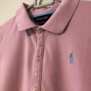 Piké från Ralph Lauren Polo - 🦋Frakt ingår i priset🦋 En ljusrosa piké från Ralph Lauren. 