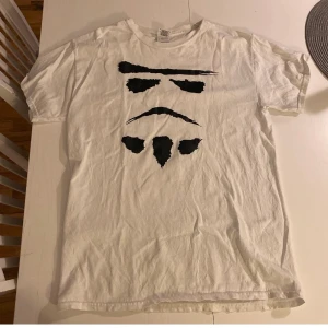 Vit T-shirt med tryck  - Säljer: T-shirt Själ: använder ej  Storlek: M Pris: 100kr Frakt: 49kr.                                                             Skriv privat eller kommentera för intresse eller bud, kram💓💓