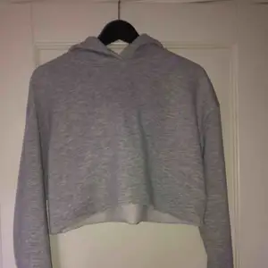 Ljusgrå hoodie från Zara som jag klippt av själv💗